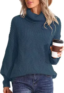 Gros plan sur les détails d'un pull bleu à col roulé et maille torsadée de qualité