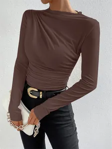 Vista detallada de la camiseta marrón de manga larga ajustada para mujer con fruncidos