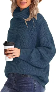 Gros plan d'un élégant pull à col roulé torsadé pour femme bleu sarcelle de haute qualité.