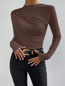 Detalle de camiseta de manga larga para mujer con elegantes detalles plisados en marrón