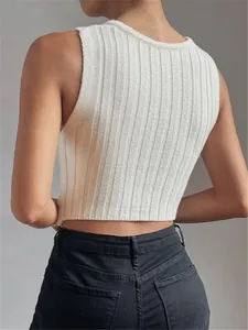 Detailansicht der Rückseite des weißen ärmellosen Stricktops mit Rippenmuster