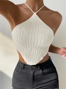 Primo piano dettagliato di un crop top bianco lavorato a maglia con scollo halter
