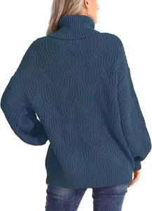 Vue arrière du pull à col roulé bleu pour femme avec un motif torsadé très détaillé.