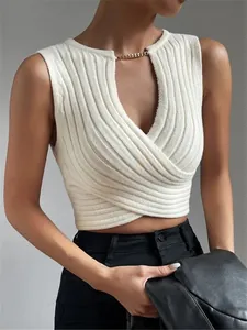 Detail eines weißen, schmal geschnittenen Rippstrick-Tops mit Kreuzdesign und Goldkette