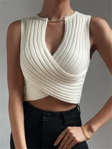 Nahaufnahme eines weißen Crossover-Stricktops mit elegantem goldenem Kettendetail.