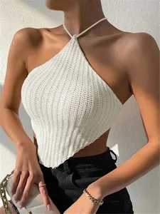 Dettaglio ravvicinato di un crop top bianco lavorato a maglia con scollo all'americana