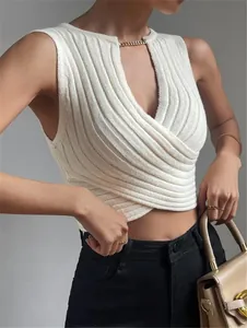 Detailansicht des weißen Stricktops mit Halskette und gekreuztem Wickeldesign
