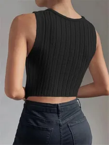 Nahaufnahme der Rückansicht eines schwarzen ärmellosen Crop-Tops aus Rippstrick