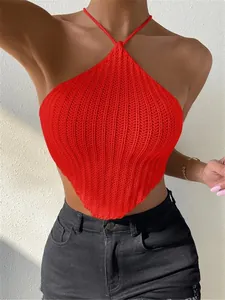 Vista dettagliata del crop top in maglia rossa con allacciatura al collo a costine