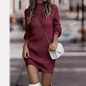 Elegantes weinrotes Strickkleid mit Stehkragen für herbstliche und winterliche Outfits