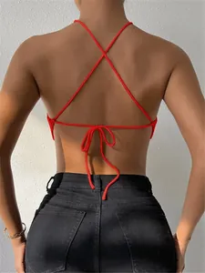 Dettaglio posteriore del top rosso in maglia con design di lacci incrociati.