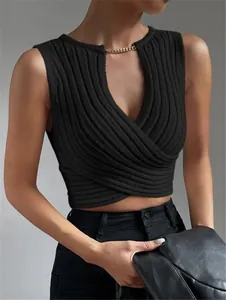 Nahaufnahme schwarzes ärmelloses Strickoberteil mit Wickelfront und schicker Goldkette