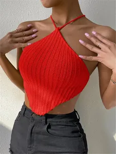 Dettaglio del top crop in maglia rosso con scollo all'americana e trama a costine