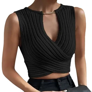 Eleganter, schmal geschnittener, schwarzer Stricktop mit goldener Kette vorne