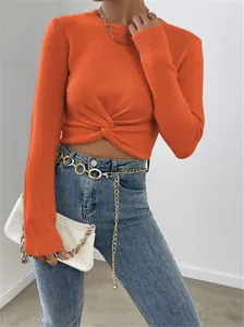 Detailansicht des schmal geschnittenen orangefarbenen Strickpullovers für Damen mit Knotendesign