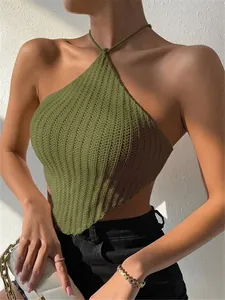 Dettaglio ravvicinato di un elegante top in maglia crochet verde oliva con lacci