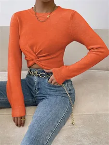 Detailansicht eines orangefarbenen Slim-Fit-Strickpullovers mit modischem vorderem Twist