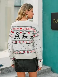 Vue arrière d'un pull de Noël blanc pour femme avec motifs de rennes et de cœurs