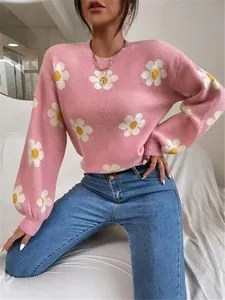 Vue détaillée d'un pull en maille rose confortable avec un motif floral de marguerites blanches