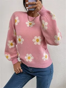 Vue détaillée d'un pull en maille rose avec des motifs de marguerites de style décontracté