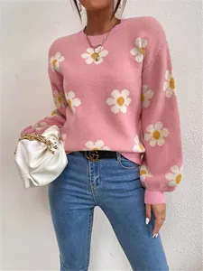 Gros plan d'un pull en maille rose surdimensionné avec des motifs floraux de marguerites