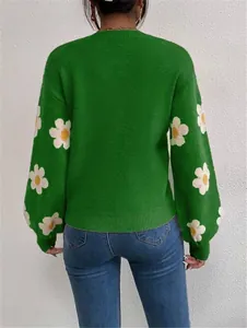 Vue arrière d'un pull en tricot vert avec des motifs de marguerites sur les manches.