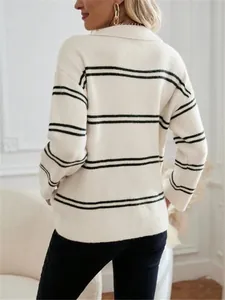 Rückenansicht eines gestreiften Polo-Pullovers in Creme mit lockerer Passform und Strick