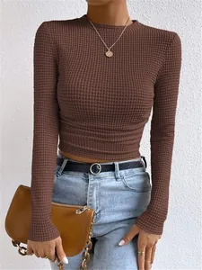 Detail van bruine wafelgebreide crop top met lange mouwen en rimpels voor dames