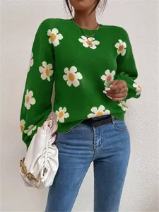 Vue détaillée d'un pull en tricot vert pour femme avec de grands motifs de marguerites