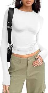 Κοντινό πλάνο λευκού στενού cropped t-shirt με μακριά μανίκια και στρογγυλή λαιμόκοψη