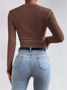 Achteraanzicht van bruine wafelgebreide crop top met lange mouwen en rimpeling
