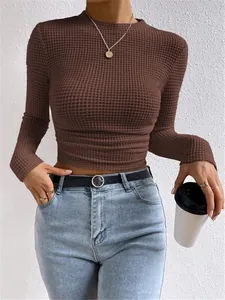 Gedetailleerde weergave van bruine wafelgebreide crop top met lange mouwen voor dames