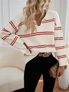 Detailansicht eines weißen Strickpullovers mit roten Querstreifen und lockerem V-Ausschnitt Polo.