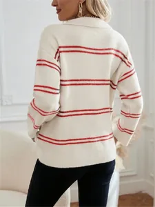 Rückansicht eines weißen Damen-Pullovers mit roten Streifen und klassischem Polokragen.