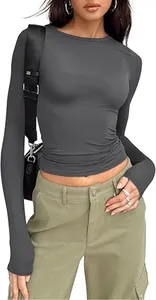 Λεπτομέρεια του γκρι μακρυμάνικου slim-fit crop top που δείχνει την υφή του υφάσματος