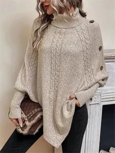 Primo piano del motivo a trecce e dei bottoni sulla spalla di un maglione donna
