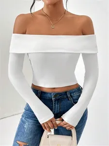 Vista dettagliata della trama a coste di un crop top bianco a maniche lunghe con spalle scoperte