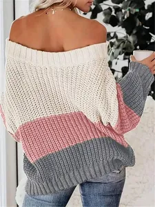Vista posteriore di un morbido maglione a maglia con spalle scoperte bianco, rosa e grigio