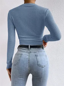 Achteraanzicht van een blauwe wafelgebreide crop top met lange mouwen