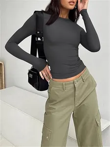 Λεπτομερής λήψη σκούρου γκρι στενού crop top με μακριά μανίκια για γυναίκες το φθινόπωρο