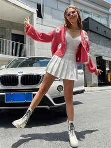 Trendy ροζ πλεκτή ζακέτα με σχέδια μαργαρίτας για μια κομψή εμφάνιση street style