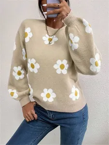 Mannequin portant un pull en maille beige avec des motifs de marguerites blanches