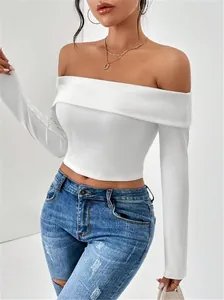 T-shirt corta a maniche lunghe bianca con spalle scoperte e vestibilità aderente