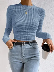 Close-up van een blauw slim-fit T-shirt met lange mouwen en wafelgebreid motief.