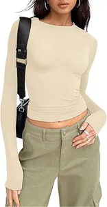 Κοντινό πλάνο μπεζ μακρυμάνικο crop top σε στενή γραμμή με κομψή στρογγυλή λαιμόκοψη