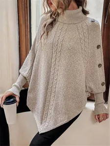 Dettaglio maglione dolcevita da donna con maniche a pipistrello, trecce e bottoni laterali