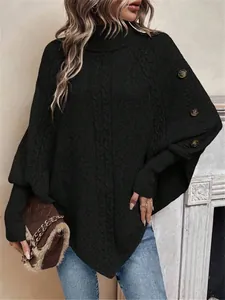 Dettaglio ravvicinato del maglione nero a trecce con collo alto e bottoni decorativi