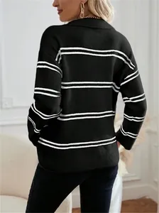 Rückansicht eines locker sitzenden schwarz-weiß gestreiften Polo-Pullovers