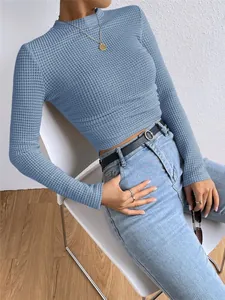 Detailweergave van de blauwe wafelgebreide cropped damestop met lange mouwen slim