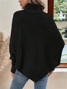 Vista posteriore dettagliata di un elegante maglione nero a collo alto con maniche a pipistrello